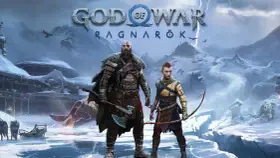 Kratos y Atreus se preparan para la aventura en los yermos de God of War Ragnarök, un paisaje helado con un dragón serpenteante.