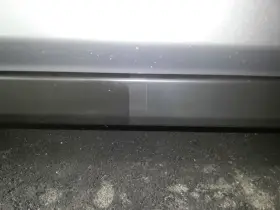 En jämförelse av bilens nedre panel, där en del är rengjord och framhäver en renare **concept vista**.