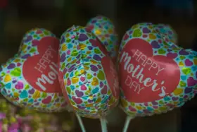 Serce balony z napisem "Happy Mother's Day" i kolorowymi serduszkami, idealne na Dzień Matki.