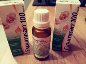 Dwie paczki i butelka Espumisan 100 mg/ml. Sprawdź espumisan 100 dawkowanie na ulotce.