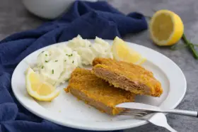 Chrupiący kotlet sojowy z puree ziemniaczanym i cytryną. Pyszne wegańskie danie.