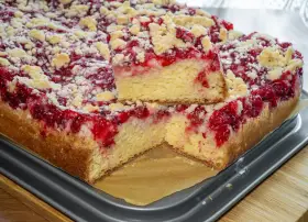 Puszyste ciasto drożdżowe z malinami i kruszonką na dużą blachę. Idealne na rodzinne popołudnie.