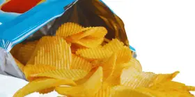 Chrupki wysypujące się z niebieskiej paczki. Pytanie: gdzie wyrzucić opakowanie po chipsach?