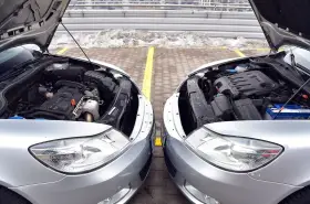 Dwa silniki samochodowe, jeden diesel, drugi benzyna, stoją obok siebie. Różnice w budowie są widoczne, choć oba napędzają auta.