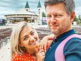 Para z Polski w Medziugorie. W tle kościół i ławki dla pielgrzymów.
