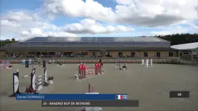 Daniel Dormaels et son cheval 25 - Bandro Boy de Bethune s'élancent sur la piste d'obstacles sous un ciel nuageux.