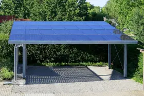Nowoczesna konstrukcja wiaty pod panele fotowoltaiczne, zapewniająca cień i czystą energię.