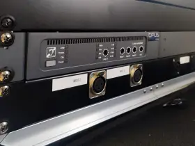 Wzmacniacz pętli indukcyjnej z wejściami XLR i wskaźnikami LED.