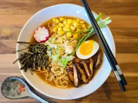 Aksamitny ramen z mlekiem kokosowym, z jajkiem, grzybami shiitake, kukurydzą, rzodkiewką i nori.
