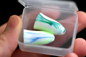 Deux boules quies colorées dans leur boîte, pour un sommeil paisible et sans acouphène.