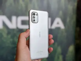 Srebrny smartfon Nokia z potrójnym aparatem, przypominający czasy świetności Symbian.