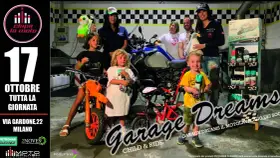 Bambini e adulti pronti a "ciapa la moto" per un evento speciale. Un'allegra compagnia posa con moto e accessori.