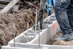 Beton wylewany do szalunku fundamentu. Dowiedz się, jak obliczyć beton na fundament, by uniknąć błędów.