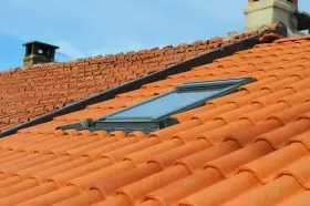 Dachówka ceramiczna i okno dachowe. Zastanawiasz się, jak wygłuszyć pokój? Może warto zacząć od dachu?