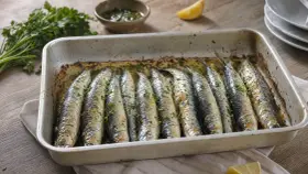 Sardinas al horno recién salidas del horno, con perejil picado y un toque de limón. ¡Un plato delicioso y saludable!