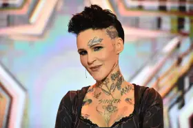 Chylińska, kiedyś w **byłym zespole Chylińskiej**, dziś z tatuażami na twarzy i szyi, prezentuje swój niepowtarzalny styl.