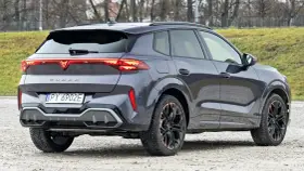 Ciemnoszary Cupra Terramar z charakterystycznymi światłami LED i felgami. Sprawdź, jaka jest cupra terramar cena.