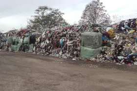 Góra śmieci, głównie ubrań, z zielonymi belami. Zastanawiasz się, ile rozkłada się metal w takim miejscu?
