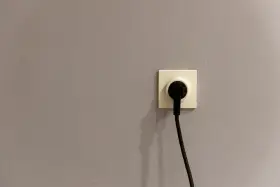 Gniazdko elektryczne z wtyczką, gotowe do podłączenia urządzeń w ramach taryfy g12w.