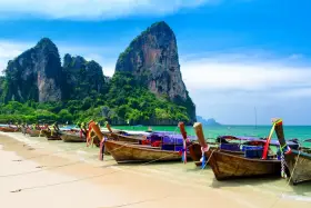 Łodzie na plaży w Railay, Tajlandia. Te widoki to jedne z najpiękniejszych miejsc w Tajlandii, idealne na wakacje.