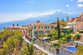 Widok na Sycylię z Etna w tle. Urokliwe miasteczko z hotelami, basenem i bujną zielenią. Idealne miejsce, gdzie na Sycylię.
