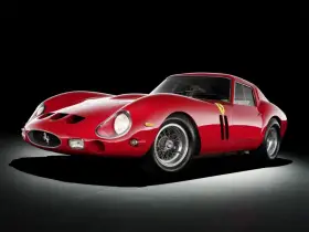 Ikoniczny czerwony Ferrari 250 GTO na czarnym tle. Klasyk motoryzacji, marzenie każdego kolekcjonera.