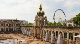 Zamek Zwinger w Dreźnie, z widoczną w tle diabelskim młynem. Czy Drezno jest bezpieczne? Tak, to piękne miasto.