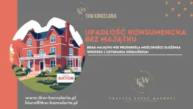 Ilustracja czerwonego domu z werandą i ogrodem, z tabliczką "AUCTION" na trawniku.