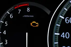Pomarańczowy, migający check engine na desce rozdzielczej. Silnik wymaga uwagi.