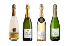 Quatre bouteilles de Clairette de Die, dont une cuvée blanche et trois en bouteilles vertes, prêtes à être dégustées.