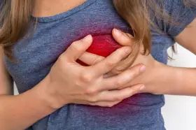 Dłoń na klatce piersiowej, symbolizująca ból i dyskomfort, być może związany z tachykardią zatokową.