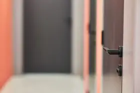 Nowe drzwi Erkado z czarną klamką. Wnętrze z pomarańczowymi akcentami.
