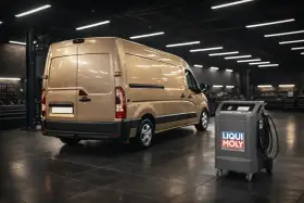 Złoty van w warsztacie obok urządzenia Liqui Moly do wymiany oleju. Idealny do serwisu Master 2.3 ile oleju.
