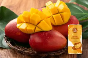 Soczyste mango i puszka napoju "Salted Caramel" z hasłem "african mango opinie".