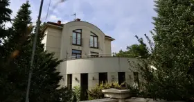 Sekrety licytacji komorniczych luksusowych domów celebrytów pod Warszawą. Elegancka willa otoczona zielenią.