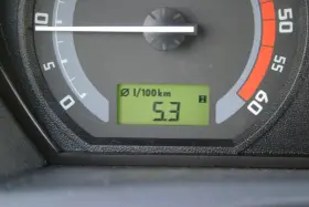 Na wyświetlaczu samochodu widać średnie spalanie paliwa: 5.3 l/100 km.