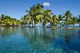 Luksusowy basen z palmami w tle, idealne miejsce na wakacje na Mauritiusie w lutym.