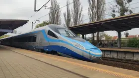 Pendolino czeka na pasażerów na stacji, gotowe do podróży z Gdańska do Warszawy.