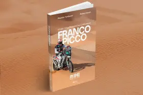 Copertina libro "Storie straordinarie dalle mie Dakar" di Franco Picco, con un pilota su moto nel deserto.