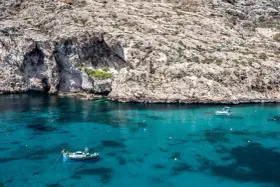 Malta, grudzień: turkusowa woda, skaliste klify i łodzie. Pogoda idealna na rejs.