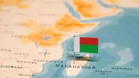 Flaga Madagaskaru na mapie. Luty to pora deszczowa, więc pogoda może być gorąca i wilgotna.