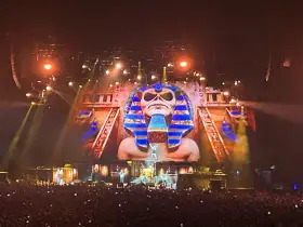 Niesamowity koncert w Polsce! Na scenie gigantyczny ekran z wizerunkiem faraona, a przed nim tłum fanów.