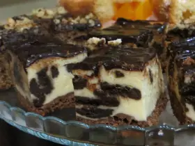 Pyszny sernik Oreo z polewą czekoladową, idealny na deser.