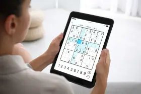 Grając w Sudoku na tablecie, uczysz się, jak zrozumieć matematykę. Rozwiązanie zagadki wymaga logiki i spostrzegawczości.