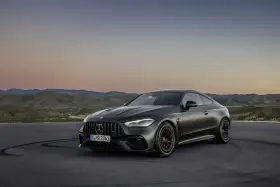 Mroczny Mercedes CLE 53 AMG na tle górskiego krajobrazu o zachodzie słońca.