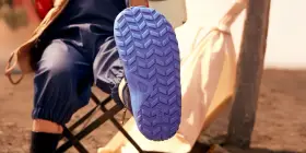 Niebieska podeszwa buta z bieżnikiem. Rozmiar 23, co odpowiada 17 cm. Jaki to rozmiar buta? Idealny na przygodę!