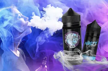 Mujer vapeando, rodeada de vapor azul y morado. Dos botellas de líquidos para vapear, una de "Ruthless E-Juice" y otra de "Nasty Salt", ambas **sales sin nicotina**.