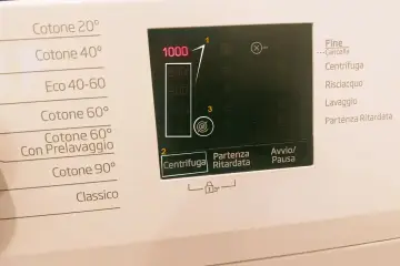 Pannello lavatrice con opzioni di lavaggio. Selezionata centrifuga a 800 giri, parte del programma scarico acqua lavatrice.