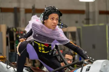 Zoe Saldana w stroju do motion capture, przygotowująca się do sceny w jednym ze swoich filmów.