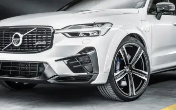 Białe Volvo XC60 z tuningiem optycznym HEICO. Agresywny zderzak, felgi i niebieskie zaciski hamulcowe.